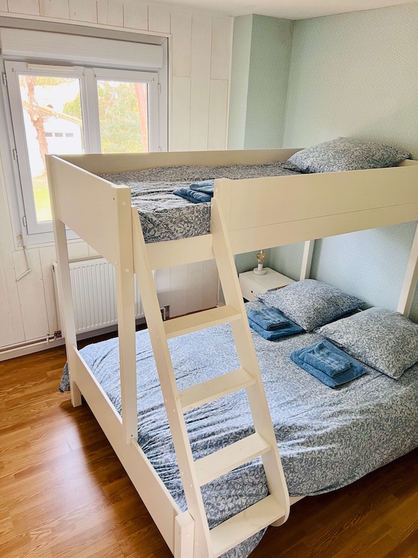 Chambre enfants aven rangements intégrés et moustiquaires