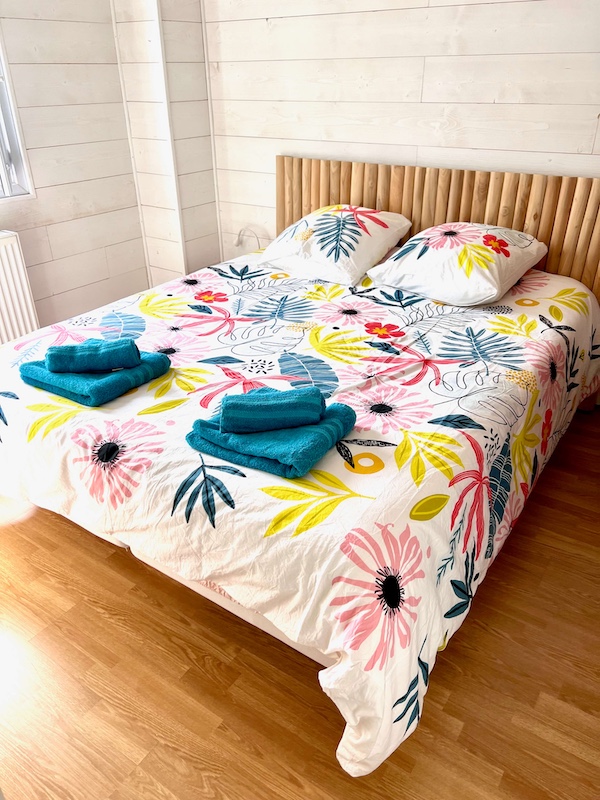 chambre avec un lit de 160cm lumineuse avec une grande armoire