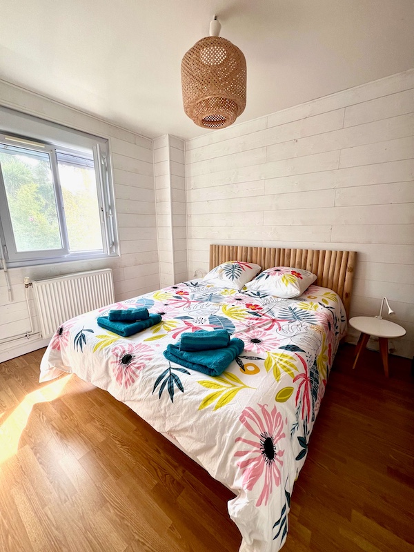 Chambre avec un lit queen-size, équipée d'une moustiquaire