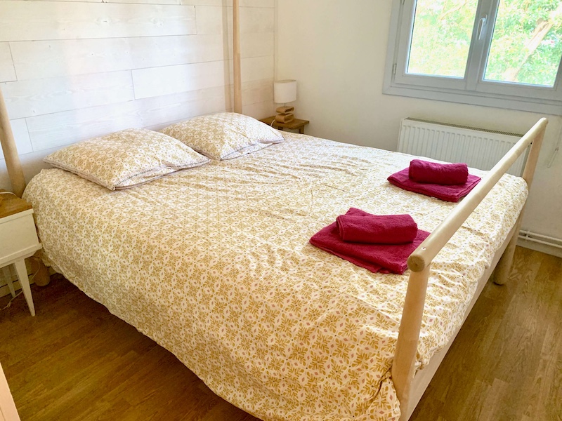 chambre avec un lit de 160cm lumineuse avec une grande armoire