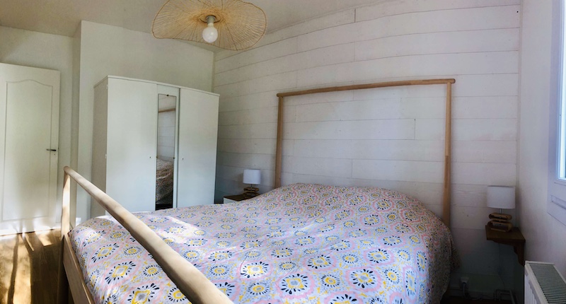 Chambre avec un lit queen-size, équipée d'une moustiquaire