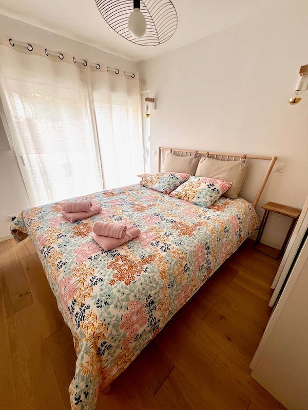 Chambre parentale avec un lit queen-size