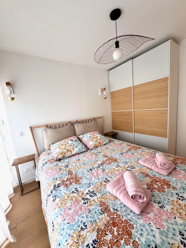 Chambre parentale équipée de grands placards