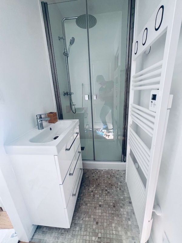 Espace douche privatif équipé d'un sèche serviette