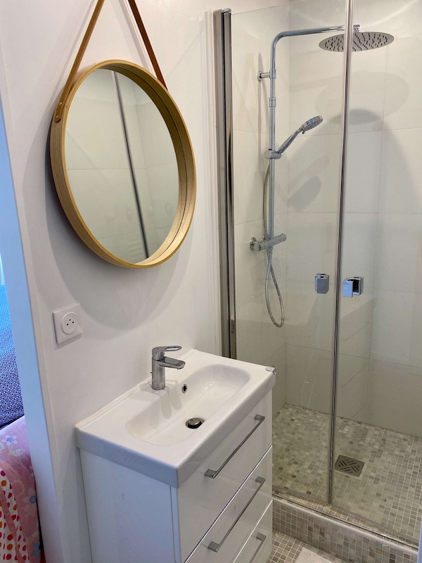 Espace douche avec meuble de salle de bain