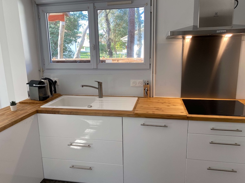 Cuisine avec évier jacob Delafon et plan de travail en chêne