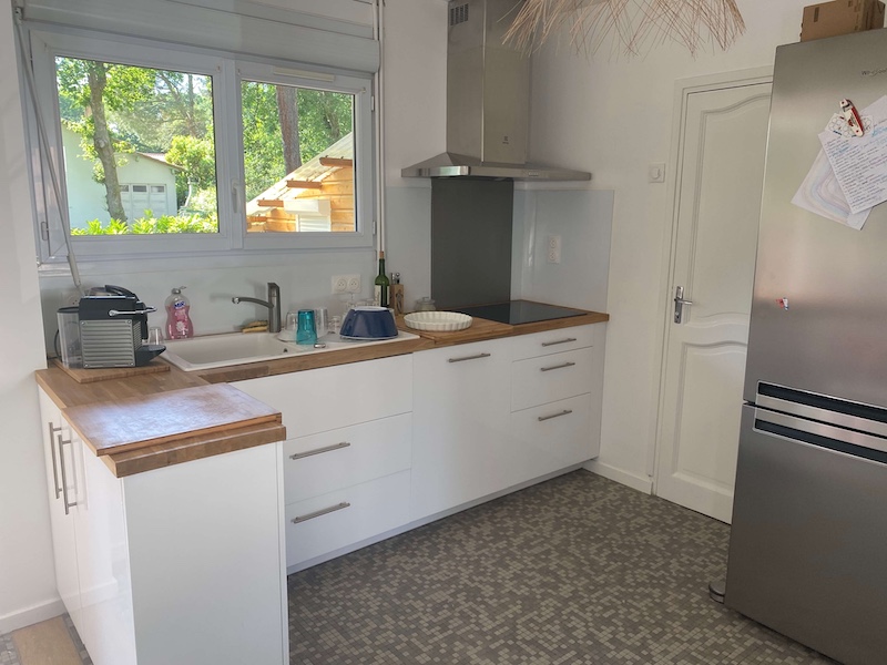 Cuisine ouverte toute équipée lumineuse