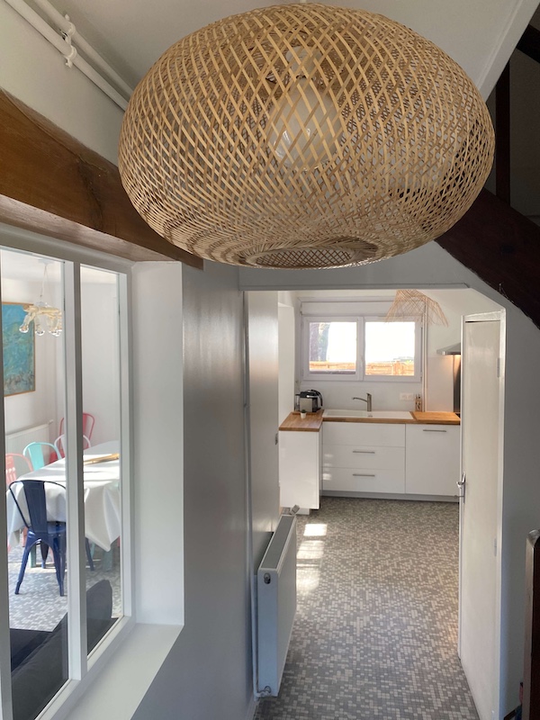 Entrée lumineuse de la maison, vue sur la cuisine