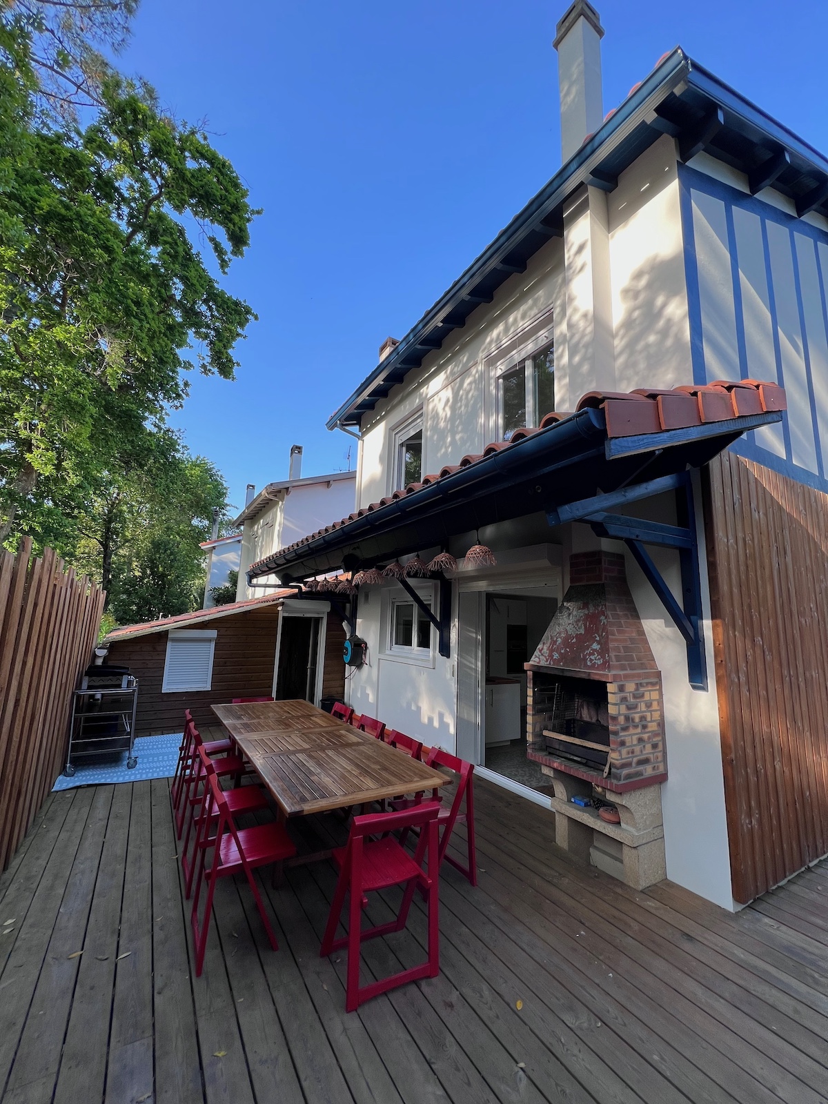 Terrasse en bois avec mobilier de jardin barbecue et plancha