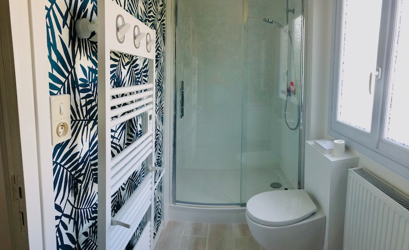 Salle de bain à l'étage équipée d'un WC suspendu et d'un sèche serviette