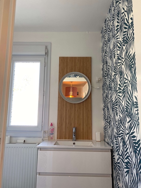 Salle de bain équipée d'une vasque 100cm avec miroir lumineux