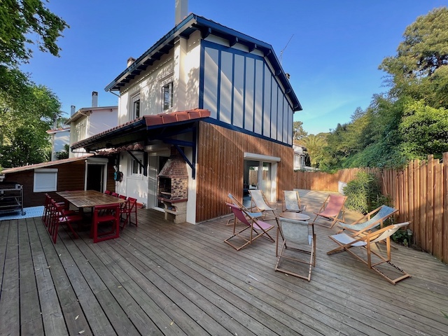 Terrasse en bois avec mobilier de jardin barbecue et plancha